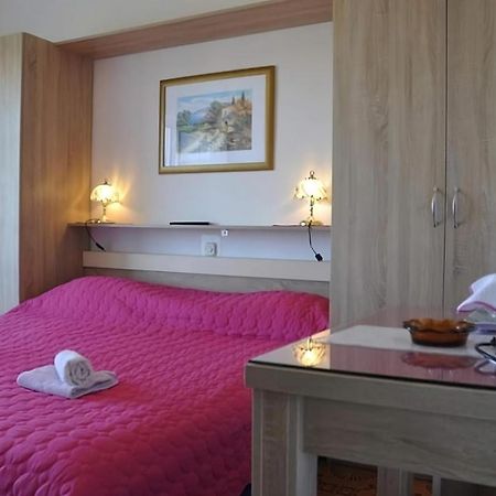 Hotel Kuca Carmen Rab Town Esterno foto